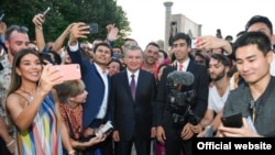 Президент Шавкат Мирзияев с блогерами и журналистами в Самарканде, 26 августа 2019 года.