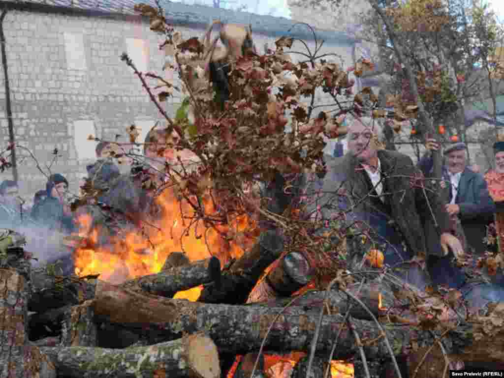 Crna Gora - Paljenje Badnjaka, Cetinje, 06.01. 2011. Foto: RSE / Savo Prelević