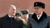 Російський лідер Володимир Путін та голова російського Міноборони Сергій Шойгу під час покладання квітів на Могилу Невідомого солдата з нагоди російського свята Дня захисника Вітчизни 23-го лютого 