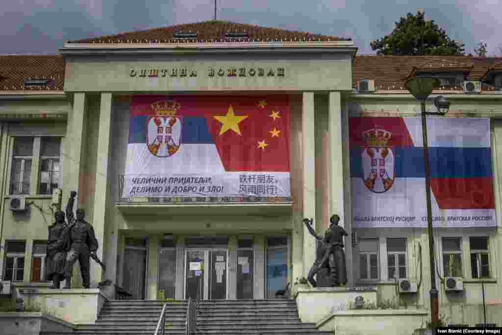 Транспарент што ги поврзува српското, кинеското и руското знаме, на една општинска зграда во јужен Белград на 13 април. На транспарентот пишува: „Железни пријатели, делиме добро и зло!“ Десно од тоа пишува: „И благодариме на братска Русија! “ 