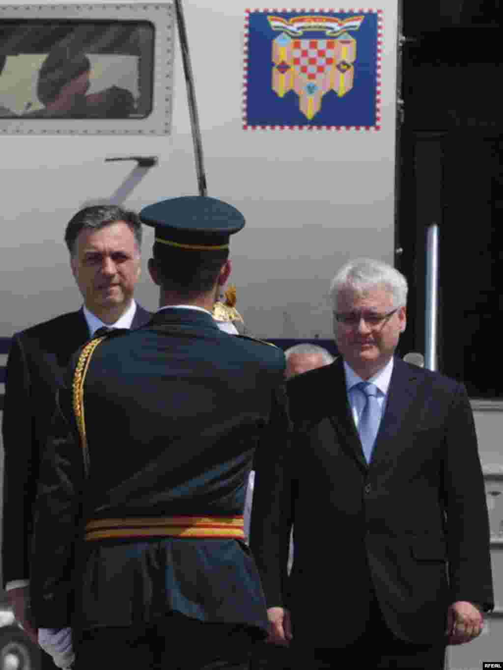 Hrvatski predsjednik dočekan je uz najveće državne počasti u podgoričkoj zračnoj luci. Foto: Savo Prelević