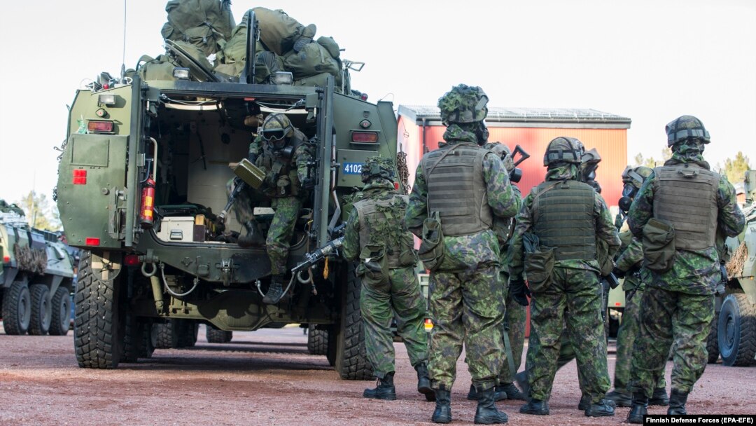 Фински војници на воената вежба „Спојување на трозабецот“ во Лапонија на 25 октомври 2018