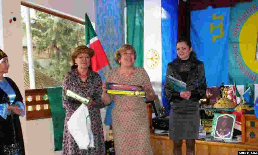Гөлзада Сафиуллина (с), Миләүшә Гайфуллина һәм Ленара Кутеева (у)