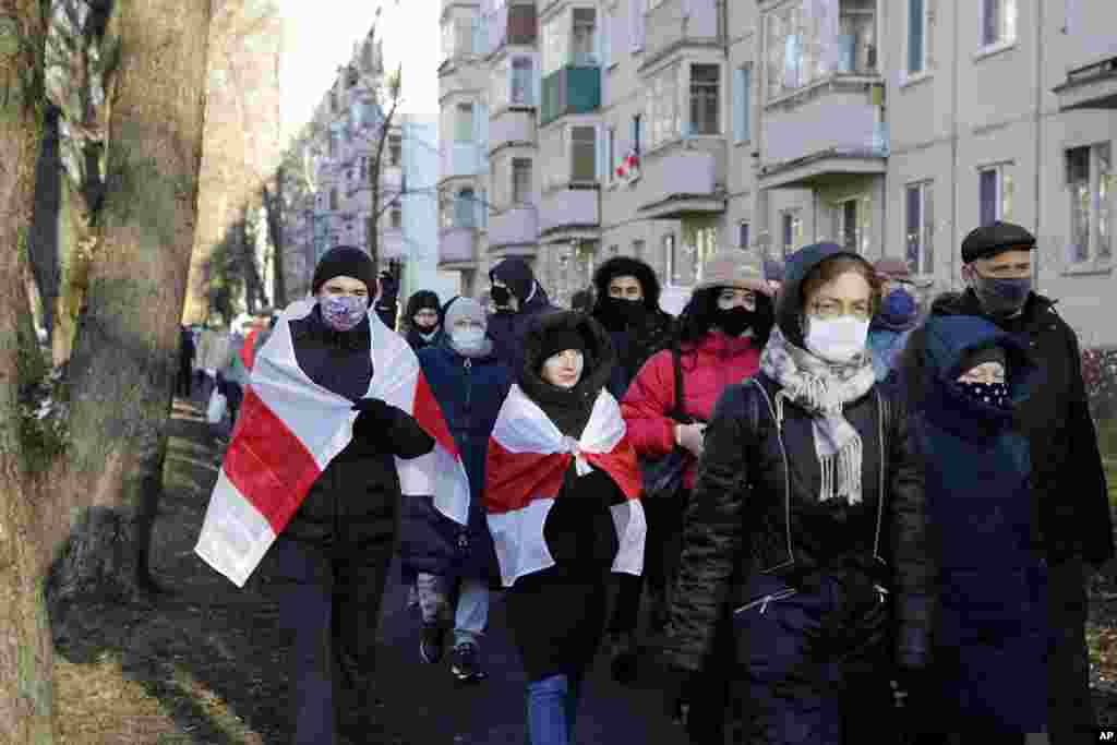 У Білорусі 120-й день поспіль тривали акції протесту проти фальсифікації результатів президентських виборів 9 серпня і сваволі силовиків. Силові структури, зі свого боку, масово затримували демонстрантів. Правозахисний центр «Весна» повідомляє про понад 300 затриманих. На фото: Демонстранти під час вмітингу в Мінську, 6 грудня 2020 року