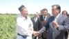 Täjigistanyň prezidenti Emomali Rahmon Sugd etrabynda resmiler bilen duşuşýar.