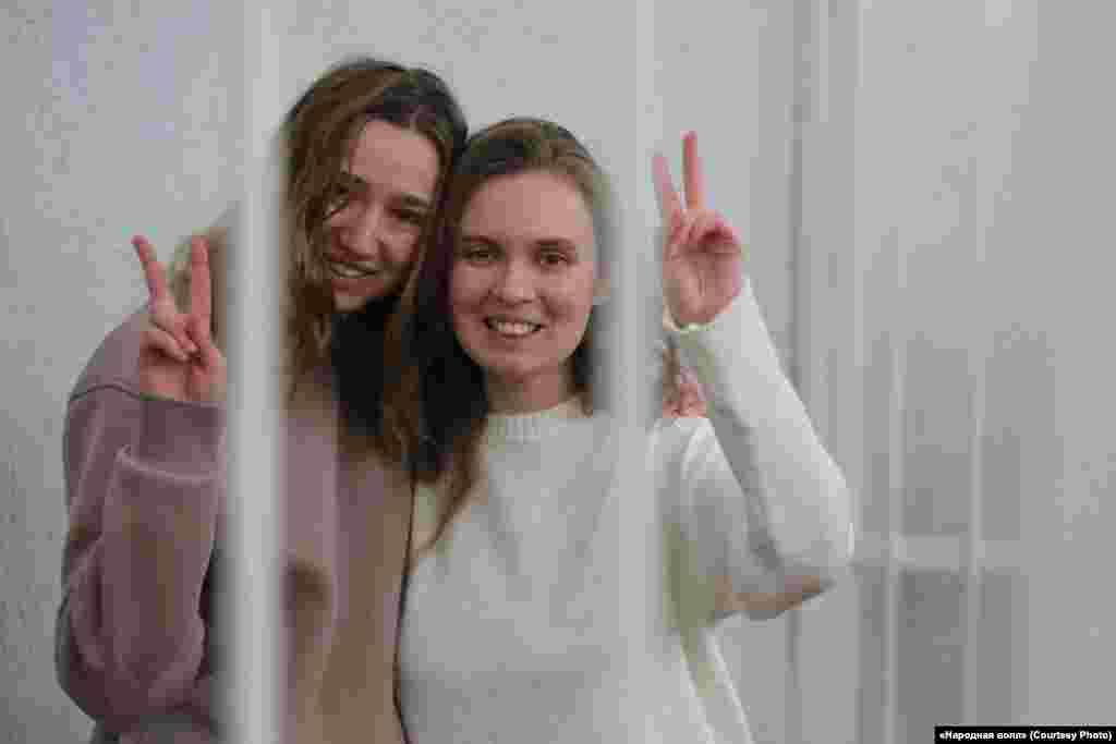 Дар'я Чульцова і Кацярына Андрэева знаходзяцца за кратамі з 15 лістапада 2020 году. Журналістак затрымалі ў адным з дамоў на «плошчы Пераменаў», калі яны вялі жывую трансьляцыю разгону мітынгу ў памяць аб загінулым Рамане Бандарэнку 15 лістапада.