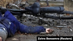 Тіло жінки, яка, за словами місцевих жителів, була вбита російськими військовими під час окупації. Місто Буча Київської області, 2 квітня 2022 року