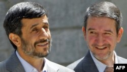 مجتبی ثمره هاشمی (راست) در کنار محمود احمدی‌نژاد