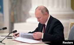 Владимир Путин Орусиянын Коопсуздук кеңешинин жыйынына төрагалык кылууда. 21-февраль, 2022-жыл.