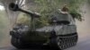 Украински војници во американска самоодна хаубица М109 од 155 мм, среде рускиот напад врз Украина, во регионот Доњецк, 13 јуни 2022 година