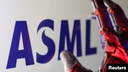 Логотип компании ASML