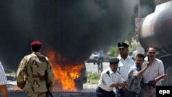 در دو انفجار انتحاری که در ایستگاه پلیس بغداد رخ داد ۱۲ نفر کشته شدند.