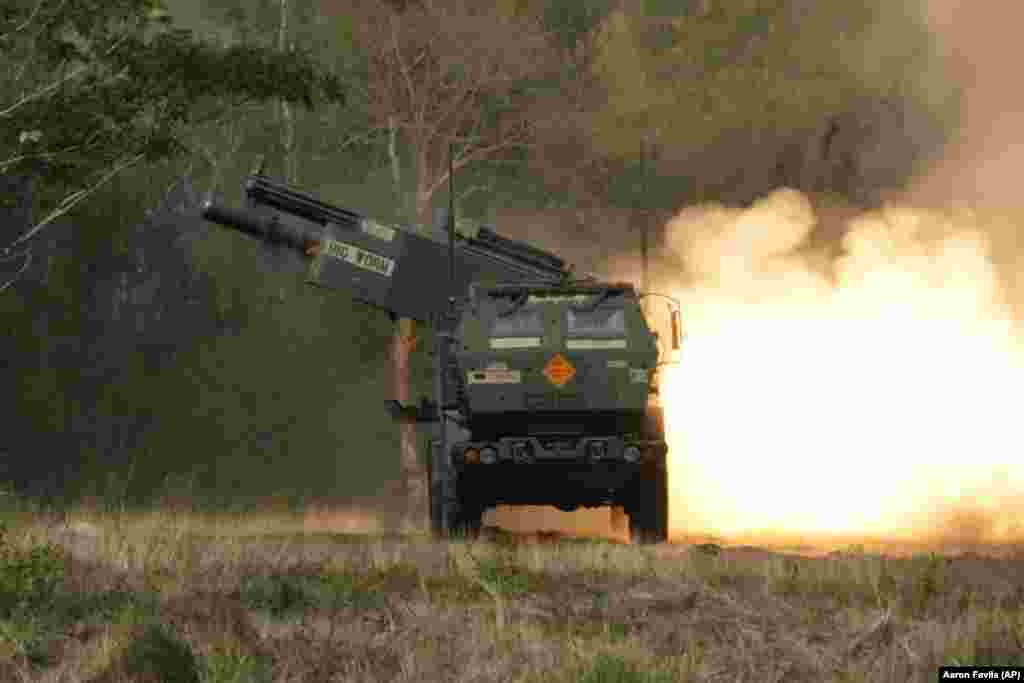 Реактивна система залпового вогню HIMARS Пакет включатиме ракети для системи. Про подальше постачання Україні пускових установок HIMARS не згадується