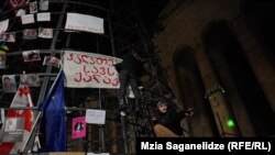“62 adama garşy administratiw tussaglyk çäresi ulanyldy, 100-den gowrak adama jerime salyndy" diýip, Darahwelidze aýtdy.