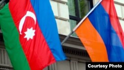 Երկու երկրների դրոշները