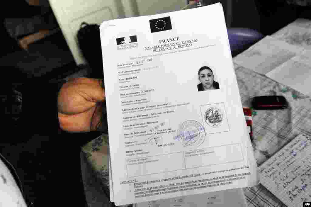 Kosovo - Dokument francuskih vlasti o deportaciji, Mitrovica, 16. oktobar 2013. Foto: AFP / Armend Nimani