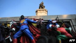 През лятото на 2011 година част от фигурите бяха изрисувани като екшън герои от американски филми