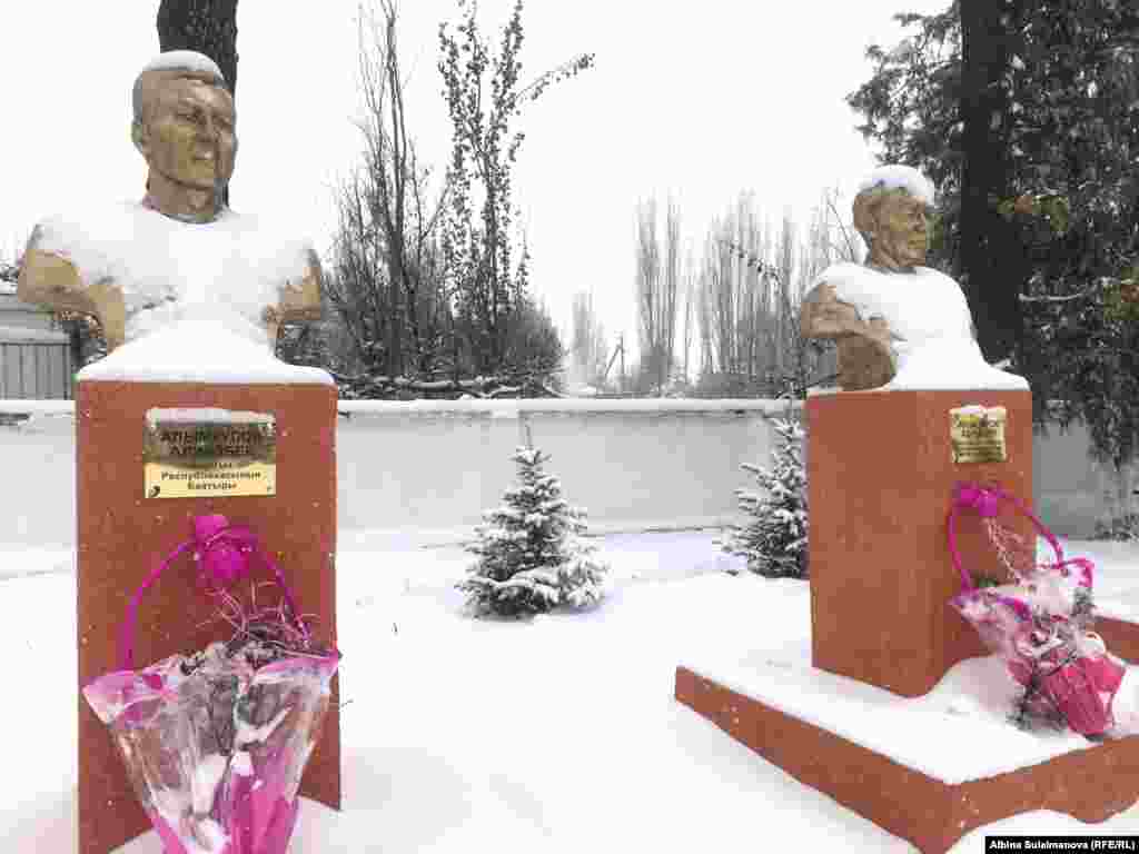 Апрель баатыры Алиясбек Алымкуловдун эстелиги Улуу Ата Мекендик согуштун ардагери, Социалисттик эмгектин баатыры Корчубек Акназаровдун айкелине жанаша турат. 