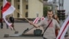 Зьміцер Дашкевіч падчас акцыі «Праспэкт нацыянальнага сьцяга»