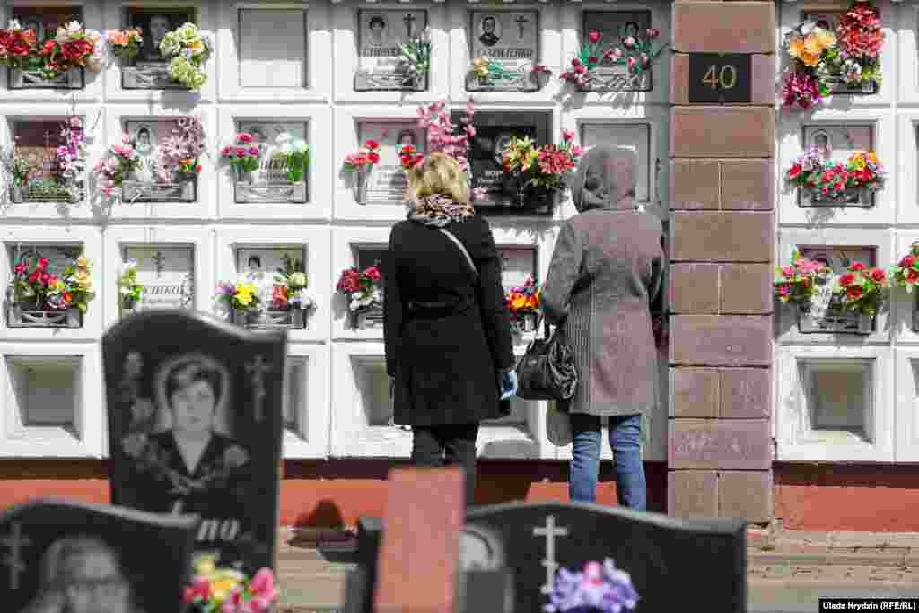 «Мы не адмаўляем, што людзі хварэюць. Мы не закрылі краіну, не спынілі вытворчасьці. На Вялікдзень і я, і людзі хадзілі ў царкву. Як я магу забараніць чалавеку на Радаўніцу пайсьці пакланіцца бацькам? Я магу толькі раіць і прасіць: паберажыце сябе», — заявіў Лукашэнка