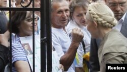 Лідер опозиції Юлія Тимошенко перед входом до прокуратури у Києві, 24 травня 2011 року
