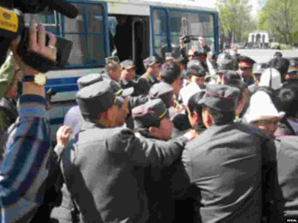 Январь айы шайлоонун жыйынтыгына нааразы болгон жаштар уюмдарынын нааразылык акциялары менен коштолду. - Young activists of 3 opposition parties (Atameken/Fatherland, Arnamys/Dignity, Jashyldar/Green parties) rallied in front of the Kyrgyz parliament building demanding not to lease or transfer any land strip to Kazakhstan to deal with Kyrgyz-Kazakh border settlement. Police detained about 50 of them and brought them to Birinchi may district police's pretrial detention cells in Bishkek