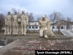 Эчки-Башы айылындагы Экинчи дүйнөлүк согушта курман болгондорго арналган эстелик. Он-Арча айыл аймагы, Нарын району, Нарын облусу, Кыргызстан. 2011-жылдын 3-апрели.