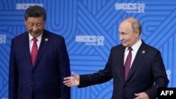 Сі Цзіньпін і Володимир Путін під час саміту БРІКС у Казані, Росія, 23 жовтня 2024 року