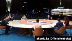Президент Казахстана Нурсултан Назарбаев дает интервью журналистам. Астана, 27 декабря 2018 года.