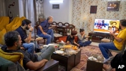 شبی، گروهی از دوستان برای شام در خانهای در تهران گرد هم آمدند. میز پر بود و فضا گرم. مهمانها با یکدیگر شوخی میکردند. اما حتی زمانی که غذا میکشیدند تا در اتاق نشیمن بنشینند به غذا خوردن، همه چشم به تلویزیون داشتند تا تازهترین خبرها را دنبال کنند.