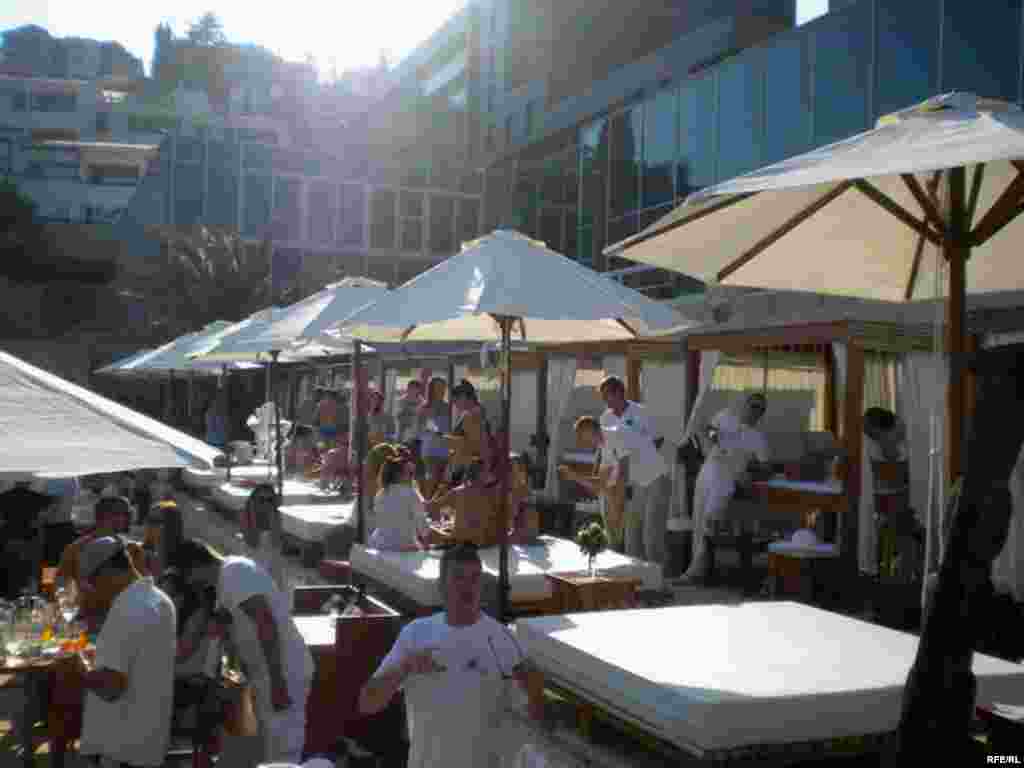 Crna Gora - Budva je ovo ljeto dobila luksuznu plažu ispred hotela ¨Avala¨, 20.07.2011. Foto: RSE / Jasna Vukićević