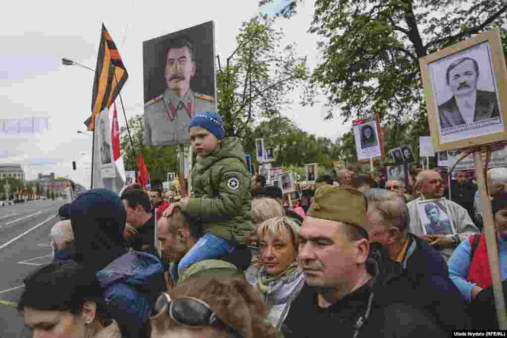 Менскія ўлады не дазволілі шэсьце расейскай акцыі «Несьмяротны полк», але санкцыянавалі мітынг недалёка ад плошчы Перамогі — ля музэю І зьезду РСДРП. Каля 500 чалавек зьбіраліся зладзіць невялікае шэсьце, але не змаглі прайсьці праз афіцыйныя сьвяткаваньні