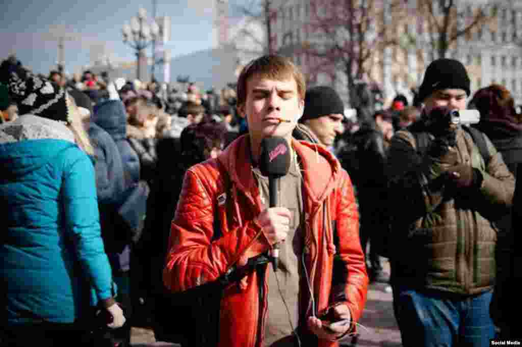 Корреспондент телеканала "Дождь" Владимир Роменский, как и Бероева, не встречался раньше с Павленским. Но за неделю до акции Паленский связался с журналистом и дал ему адрес кафе "Шоколадница" в центре Москвы. Роменский, не зная деталей готовящейся акции, согласился прийти с камерой на встречу. "До сих пор не понимаю, почему он выбрал меня", - говорит Роменский.