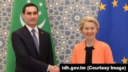 Türkmenistanyň prezidenti Serdar Berdimuhamedow we Ýewropa Komissiýasynyň prezidenti Ursula fon der Leýen. Samarkand. 3-nji aprel