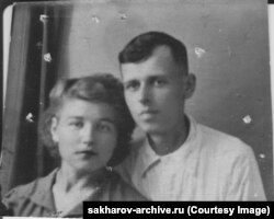 Фотография Сахарова и Клавдии Вихиревой в день их свадьбы в июле 1943 года.