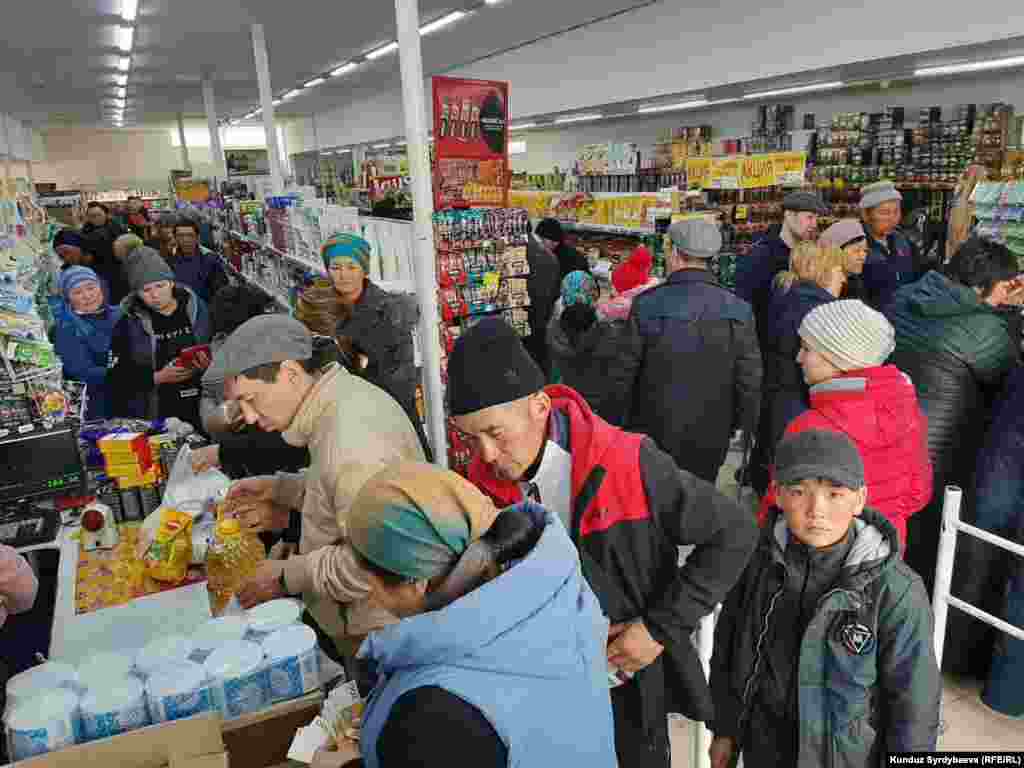 Каракол шаарындагы дүкөндөрдүн биринде кезек күткөн жарандар. 