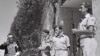 <strong>İran diplomatı Reza Saffiniya 1950-ci ildə Təl-Əviv yaxınlığında İsrailin birinci prezidenti Haim Veytsmanın iqamətgahına daxil olarkən İsrail əsgərlərini salamlayır.</strong><br><br>1950-ci ildə İran yəhudi dövlətini qeyri-rəsmi tanıdı və ərəb qonşuları ilə əlaqəsini kəsdi.