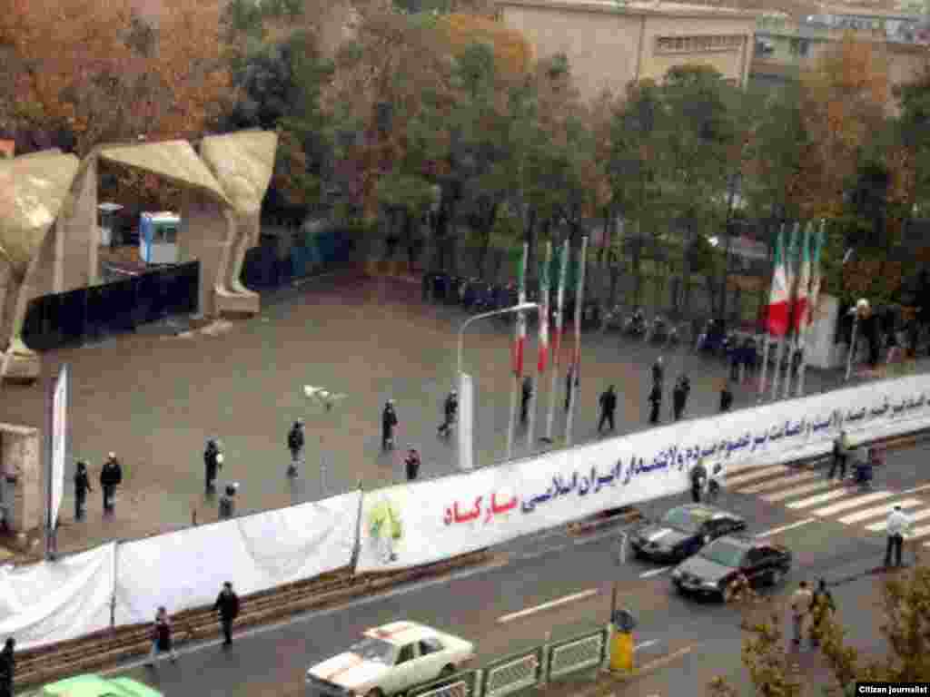 صفبندی نیروهای امنیتی در برابر در بزرگ دانشگاه تهران - گالری عکس و فیلم