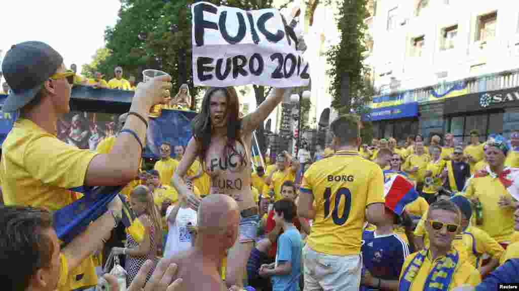 Ukrajina - Aktivistice skupine Femen protestirale su protiv prostitucije, reagirala je policija, Kijev, 19. juni 2012. Foto: REUTERS / Gleb Garanich
