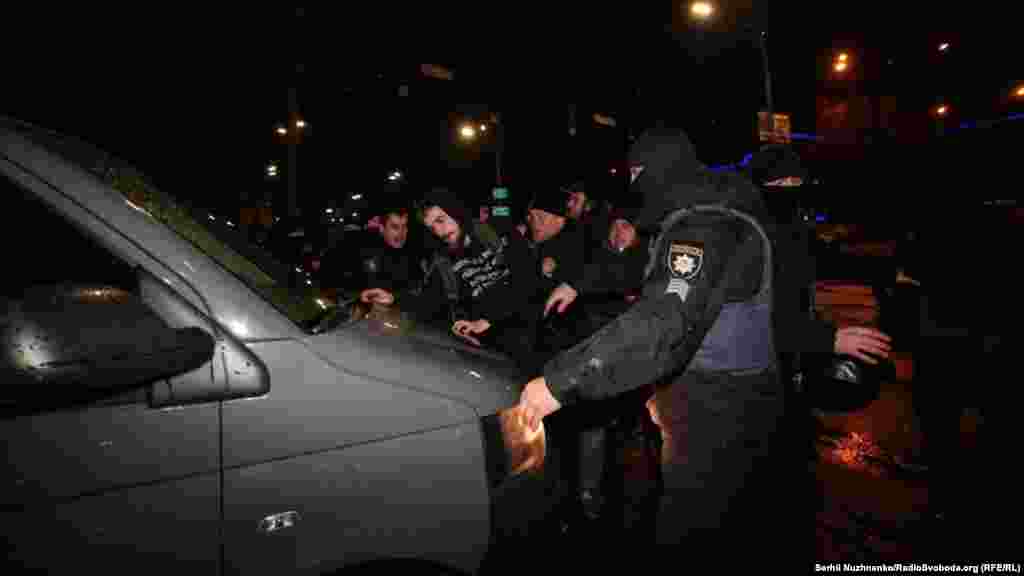 Поліцейські відтіснили від проїжджої частини блокувальників