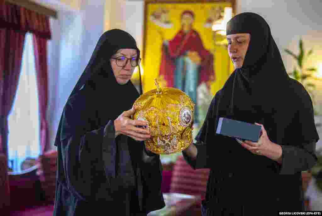 Сестра Єфімія (ліворуч) називає створені тут головні убори «нашими вінцями». Подібні митри носять єпископи східної православної, католицької та англіканської церков, а також православні патріархи