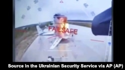 Кадр з відео дрону. Момент ураження літака стратегічної авіації Росії на аеродромі «Белая» в Іркутській області РФ, що межує з Монголією. 1 червня 2025 року