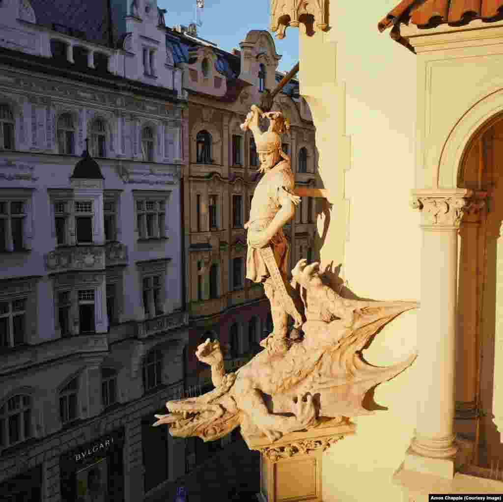 Скулптури и гротески над старите улици на Прага.