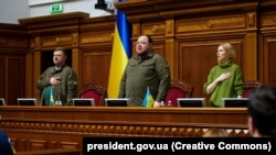 Стефанчук каже, що періодично надсилає депутатам-прогульникам листи і просить прийти на роботу, однак позбавити їх мандата за прогули засідань неможливо, говорить спікер парламенту. 