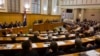 Уряду потрібен був 101 голос – дві третини 151-місного парламенту – щоб прийняти пропозицію, яка була відхилена з невеликою кількістю голосів.