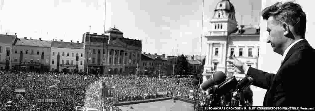 С 1965 года у власти в Румынии находился лидер коммунистической партии Николае Чаушеску. На этом снимке, сделанном во второй половине 60-х, он выступает в городе Арад. 