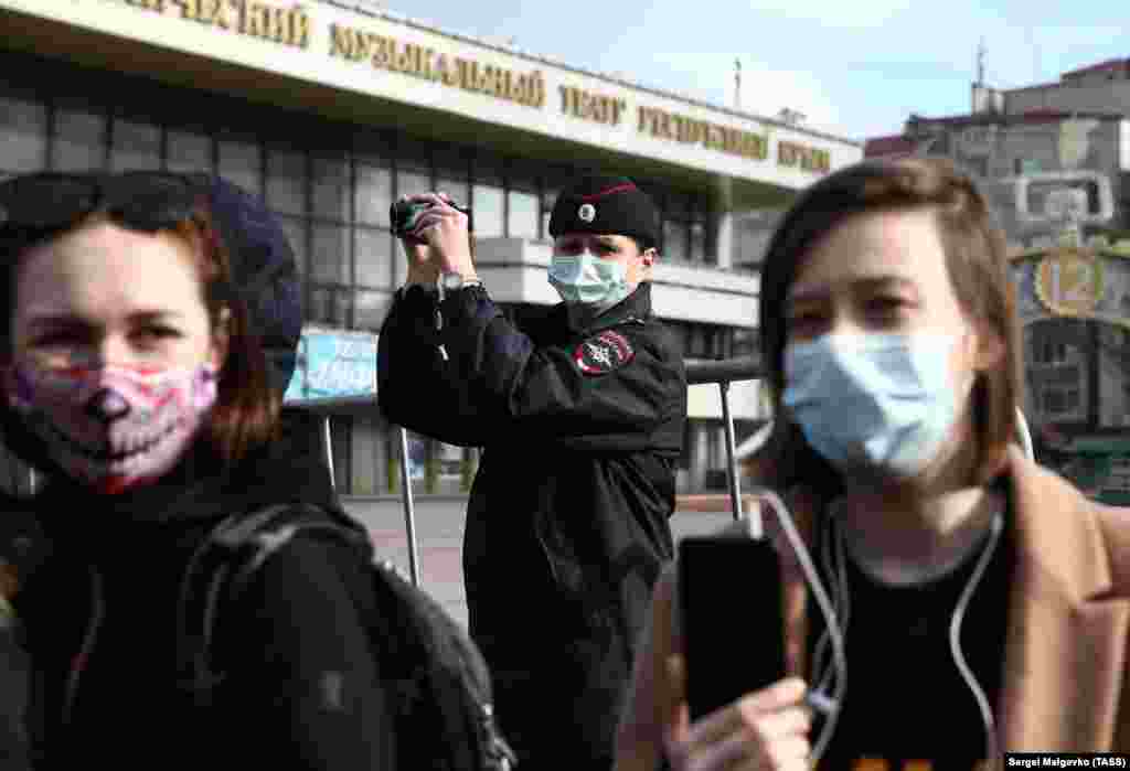 Сотрудница российской полиции фиксирует на видео людей, собравшихся в центре Симферополя 23 января, когда там планировали провести митинг в поддержку российского оппозиционера Алексея Навального. В итоге несанкционированная властями акция так и не состоялась. При этом в центре Симферополя собралось около сотни людей, в основном – молодежь. Они не держали плакатов и не выкрикивали никаких лозунгов. Российские силовики оцепили площадь, отводили участников собрания в сторону и проверяли документы, фиксировали лица участников мероприятия на камеру
