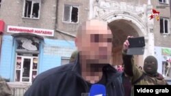 Олег Кузьміних у полоні в Донецьку, 22 січня 2015 року. Ми зробили тоді нечітким його обличчя через принизливу ситуацію, в яку його поставили сепаратисти