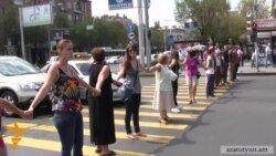 Կոմիտաս 5 հասցեի հարակից շենքերի բնակիչներն այսօր կրկին փողոցներ փակեցին