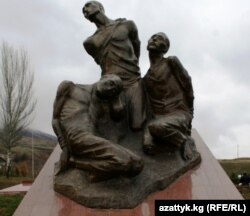 "Ата Бейиттеги" сталиндик курмандыктарга багышталган айкел.